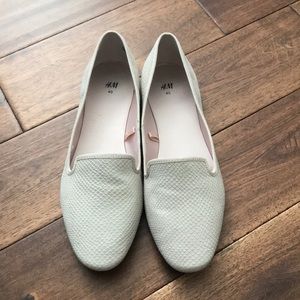 Cream colored flats. Only worn a couple times, 8.5